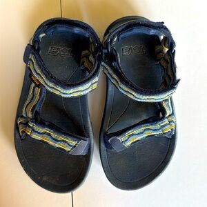 TEVA boy sandals for trekking
